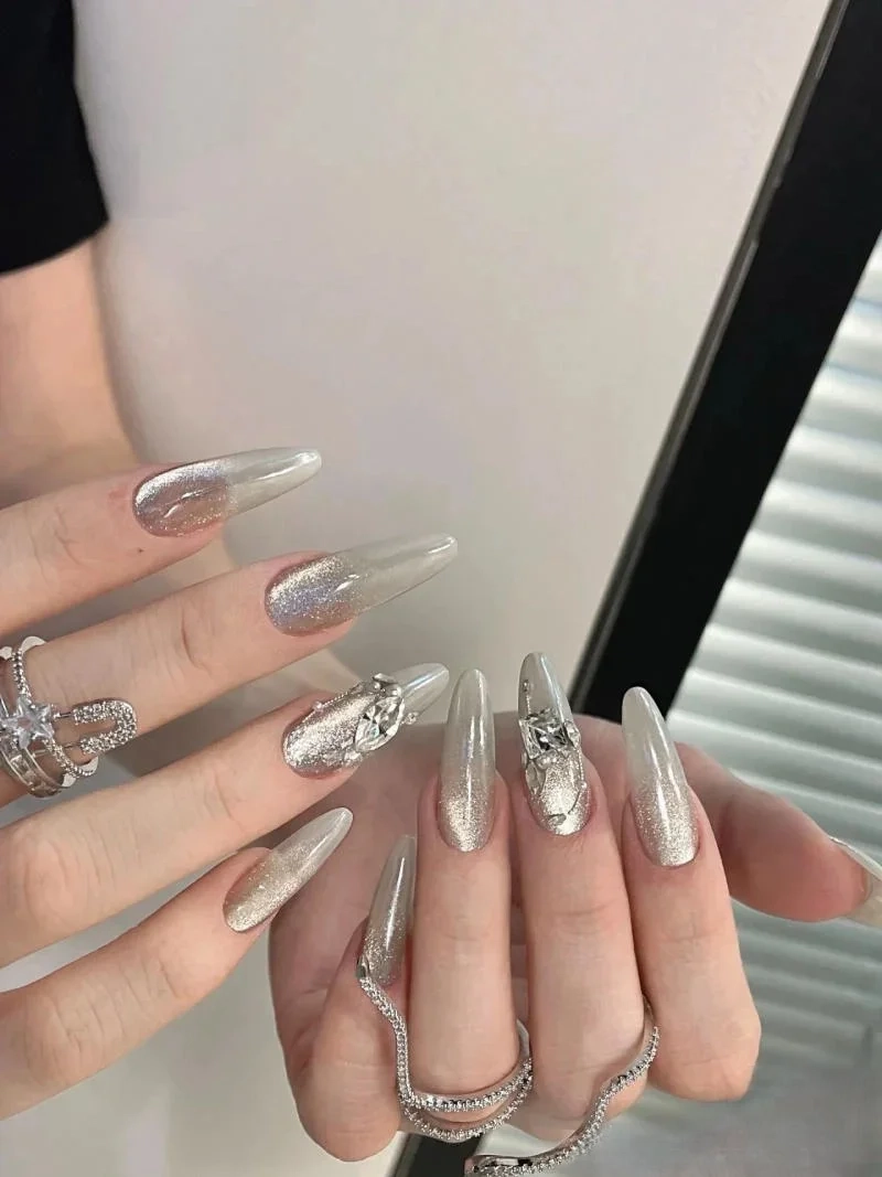 Nail mắt mèo xám huyền bí giúp nàng luôn tự tin