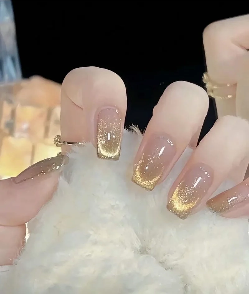 Nail mắt mèo vàng sang trọng giúp nàng có bộ móng rực rỡ