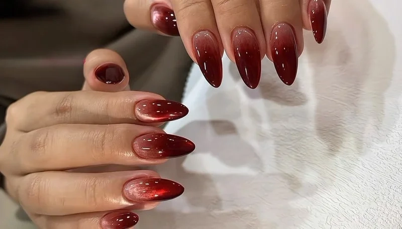 Nail đỏ mắt mèo quyến rũ giúp nàng thêm phần lộng lẫy