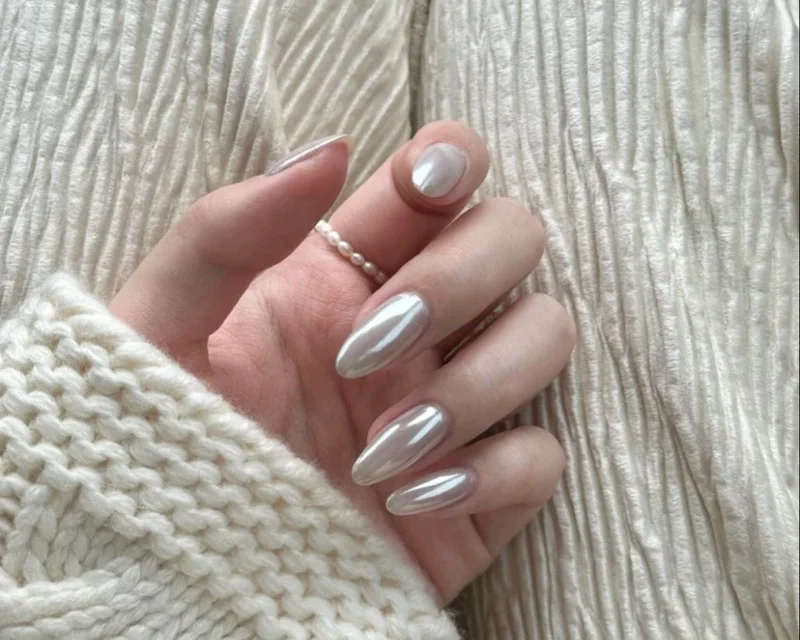 Nail mắt mèo bạc giúp đôi tay thêm phần quý phái và tinh tế
