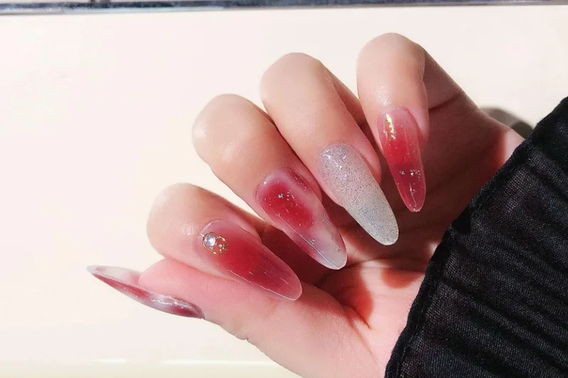 Nail thạch đỏ phong cách sang trọng dành cho nàng yêu thích sự nổi bật