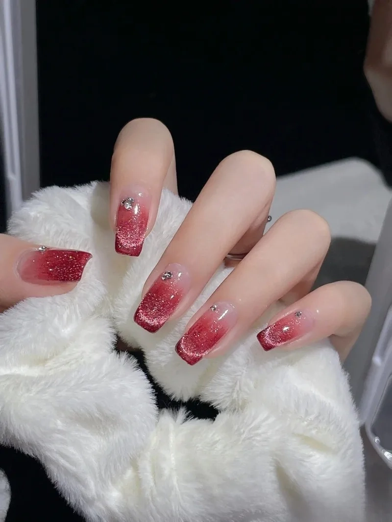 Mẫu nail đỏ thạch phù hợp với nàng yêu thích sự quyến rũ