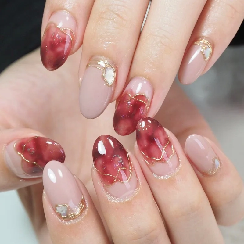 Nail màu thạch đỏ giúp bàn tay thêm phần ấn tượng và nổi bật