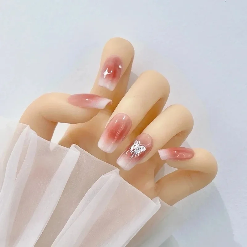 Móng tay màu hồng thạch giúp bàn tay thêm phần xinh xắn