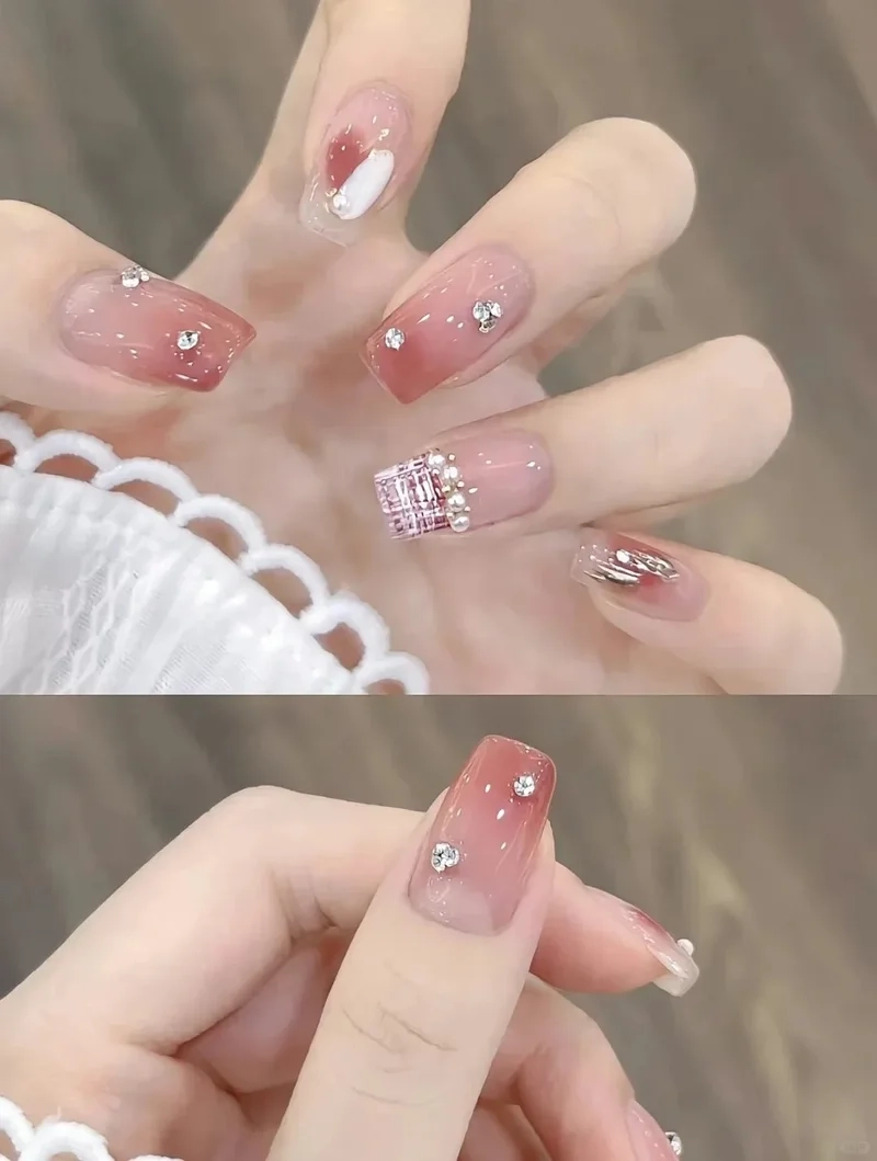 Nail màu hồng thạch đính đá tinh tế phù hợp cho mọi dịp quan trọng