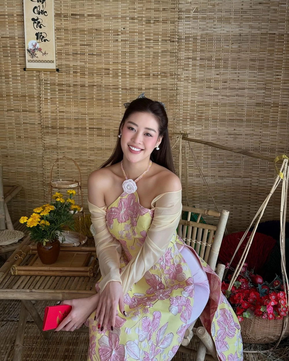Hoa hậu Khanhs Vân diện áo dài tinh khôi trong bộ hình nổi bật