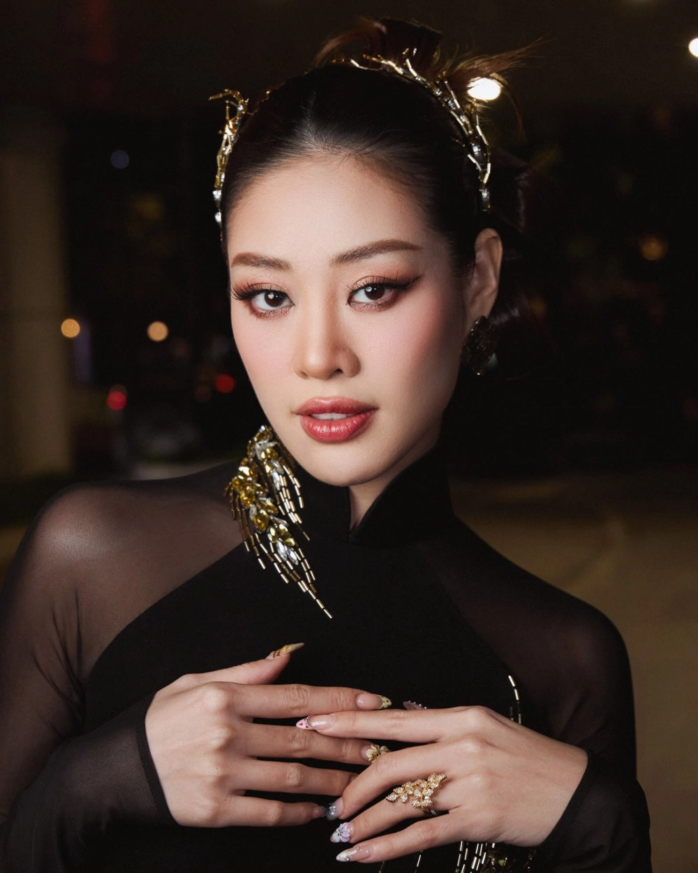 Nguyen Tran Khanh Van đầy quyến rũ với bộ hình quốc phục Miss Universe