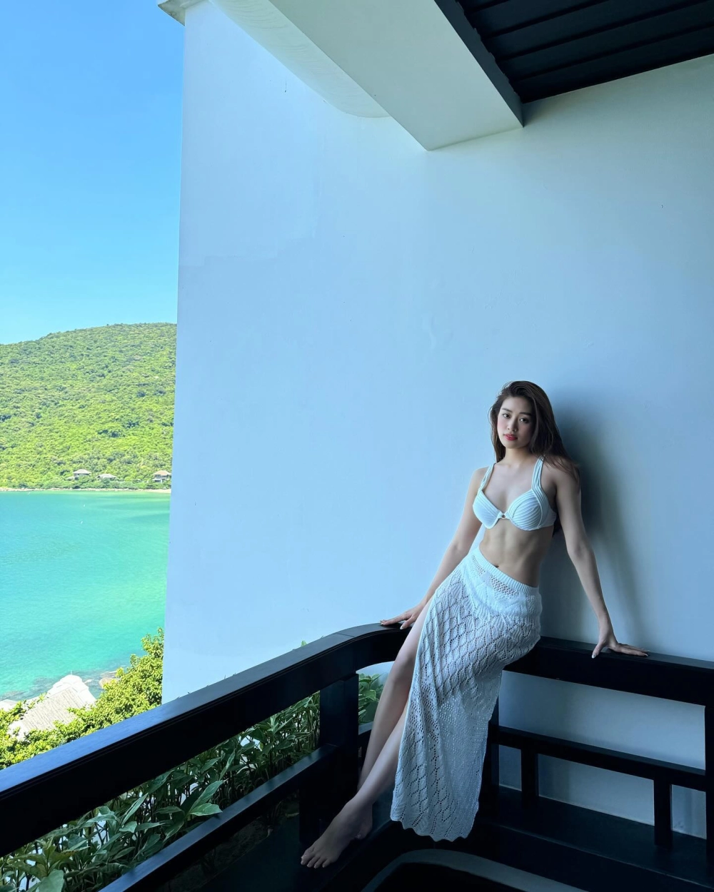 Hoa hậu Khánh Vân áo dài khoe nhan sắc nhẹ nhàng và thanh tú trong hình tạp chí