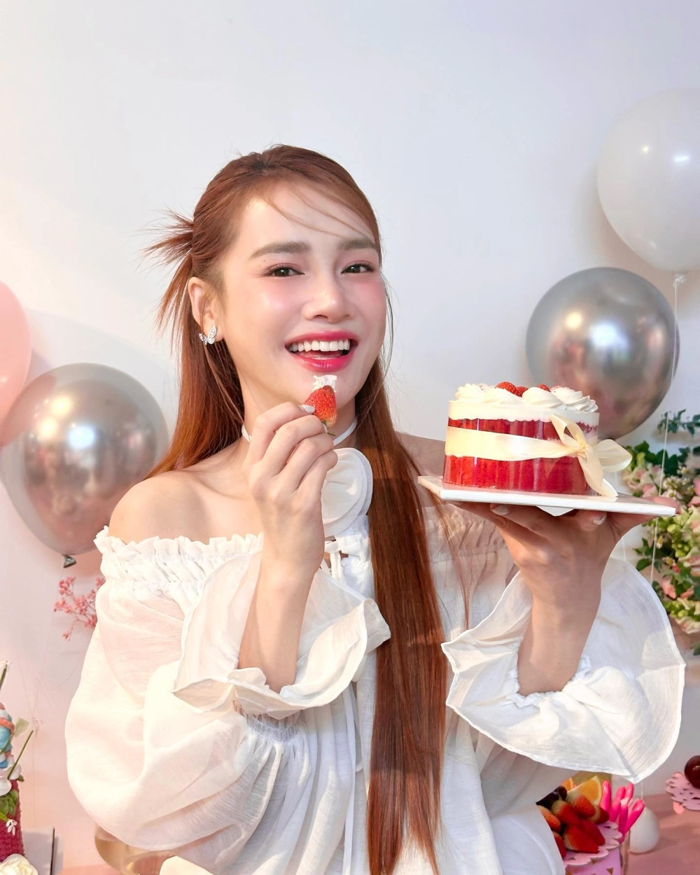 Hình nhã phương diện váy trắng tinh khôi tỏa sáng trên thảm đỏ