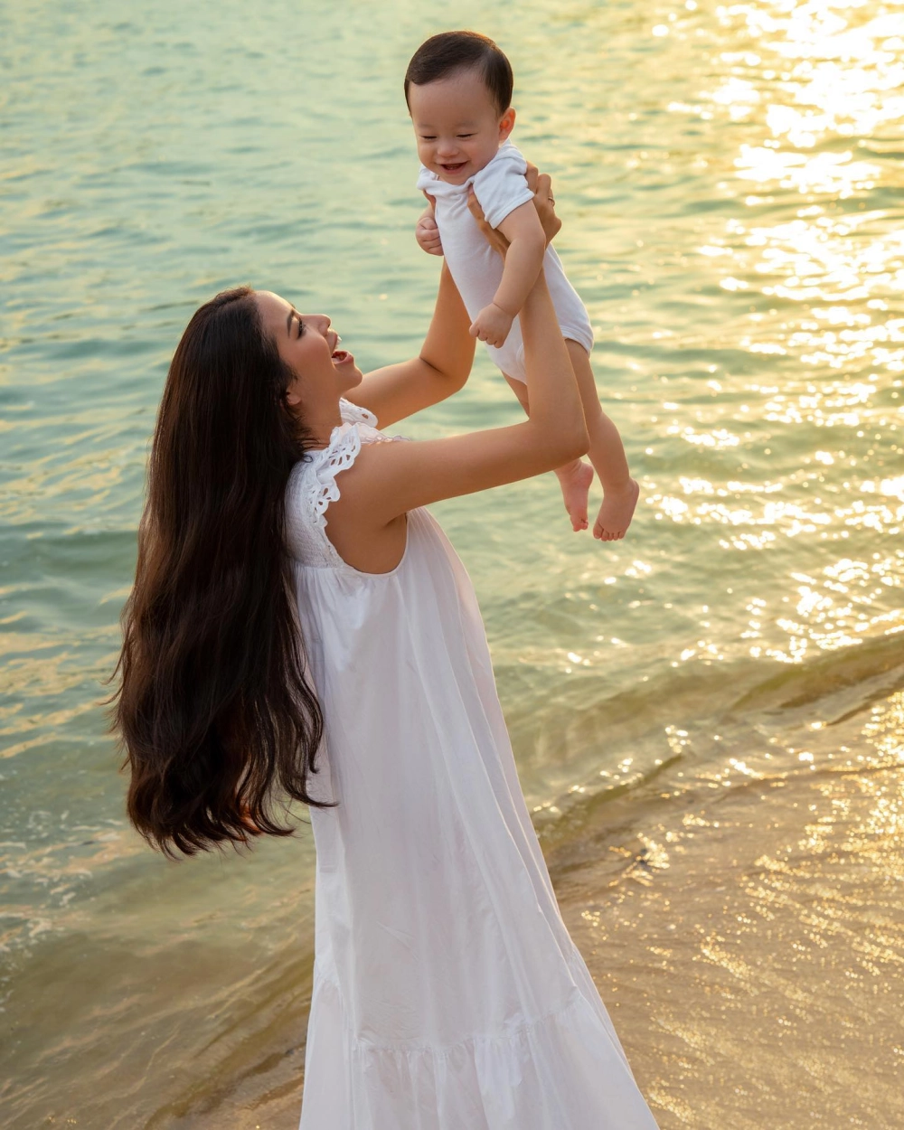 Vẻ đẹp sang trọng của Hoa Hậu Hương Phạm