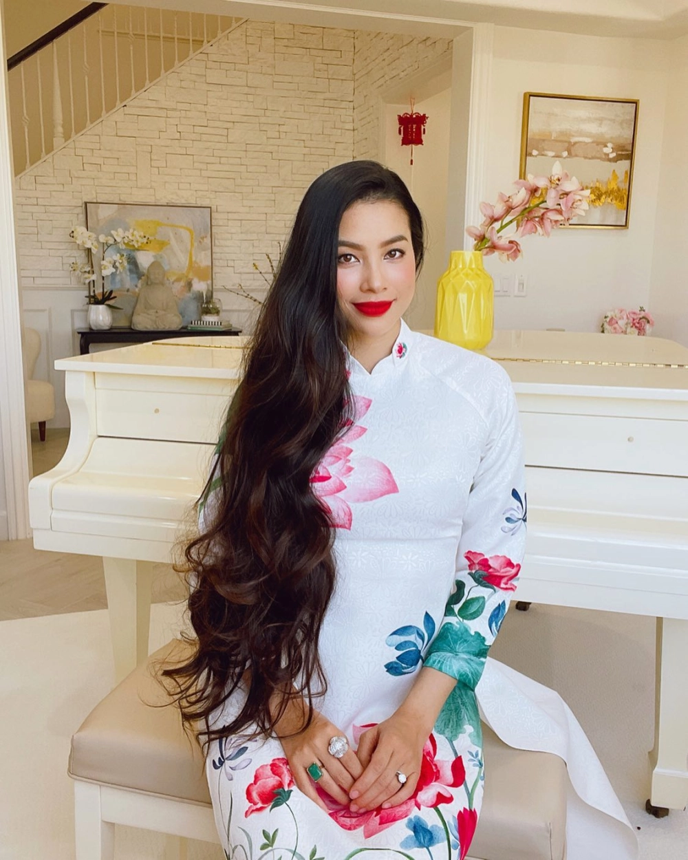 Nhan sắc sang trọng của Phạm Thị Hương