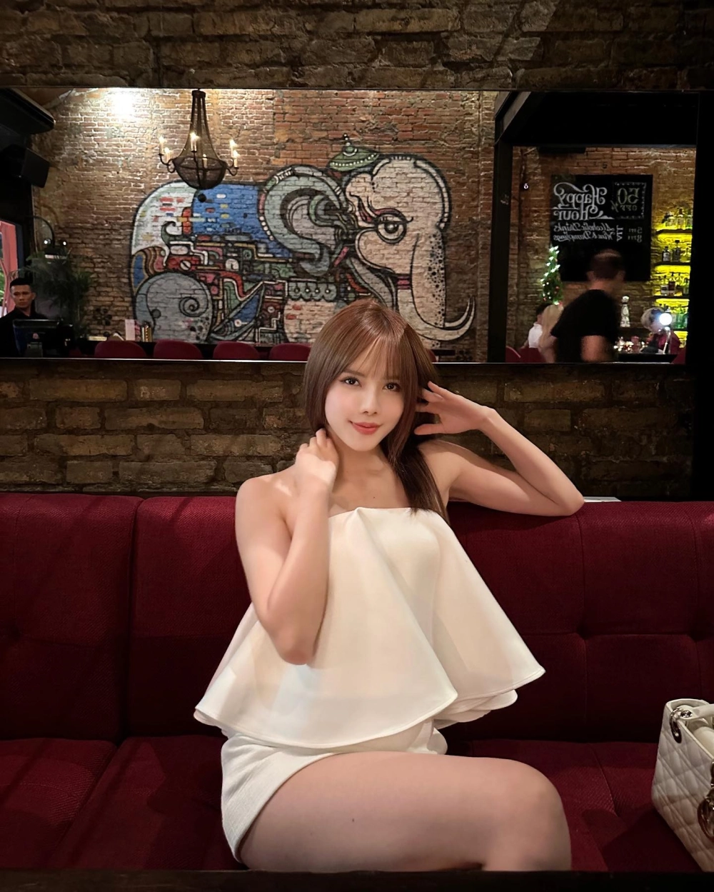 Lắng nghe Thiều Bảo Trâm hát live mộc mạc mà đầy cảm xúc khó quên