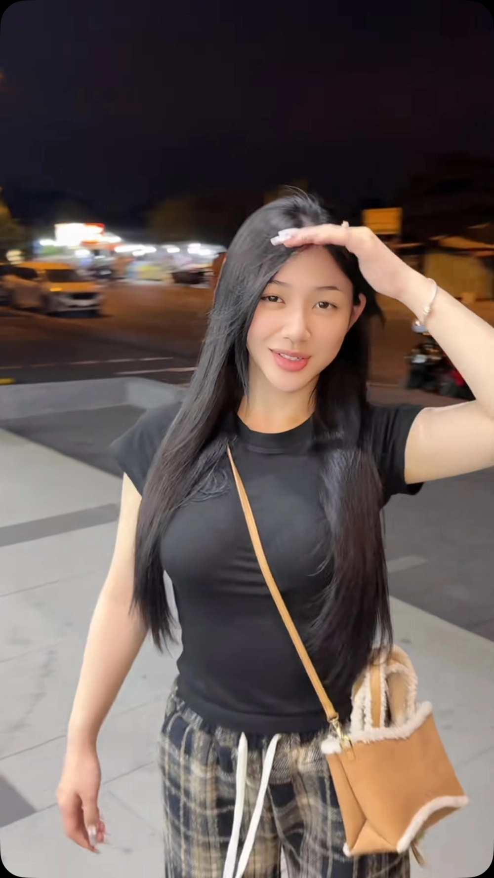 Theo dõi Trần Hà Linh IG để cập nhật những khoảnh khắc mới nhất