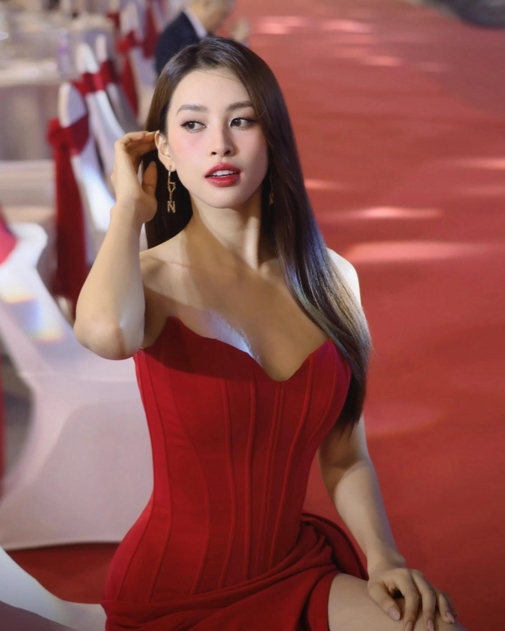 Hoa Hậu 2018 Trần Tiểu Vy khoe dáng với váy dạ hội sang trọng