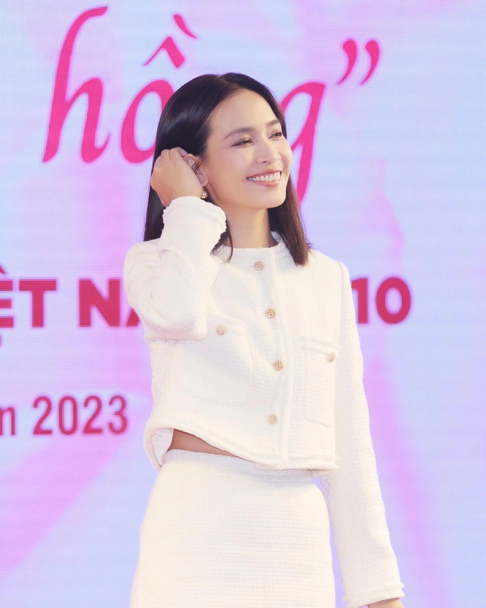 Hello Vietnam Ái Phương là bài hát đầy tự hào về đất nước