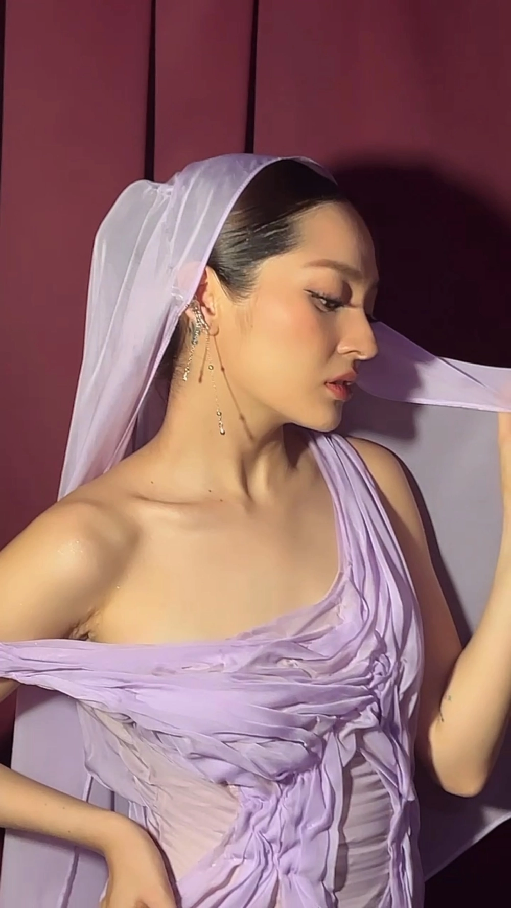 Bảo anh không biết nên vui hay buồn là một ca khúc mang đến nhiều cảm xúc lẫn lộn