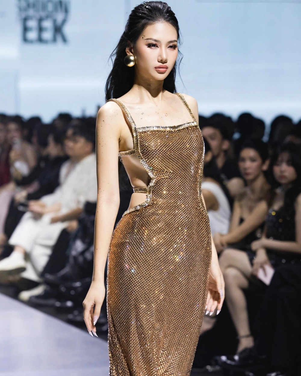 Chiều cao của Bùi Quỳnh Hoa là yếu tố giúp cô nổi bật tại các cuộc thi sắc đẹp