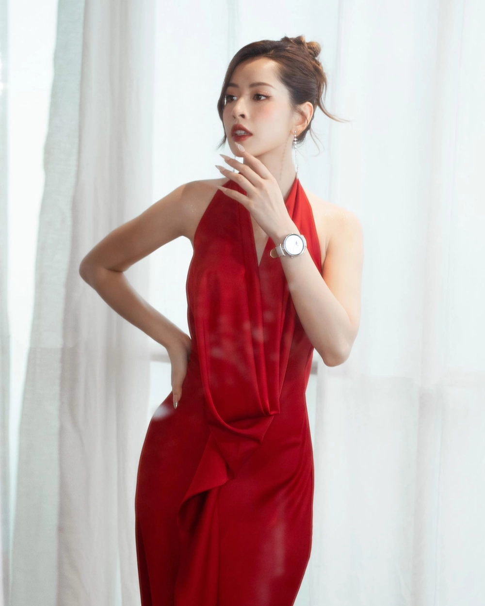 Chị Chị Em Em Chi Pu là một ca khúc nổi bật thể hiện sự mạnh mẽ và cá tính của Chi Pu