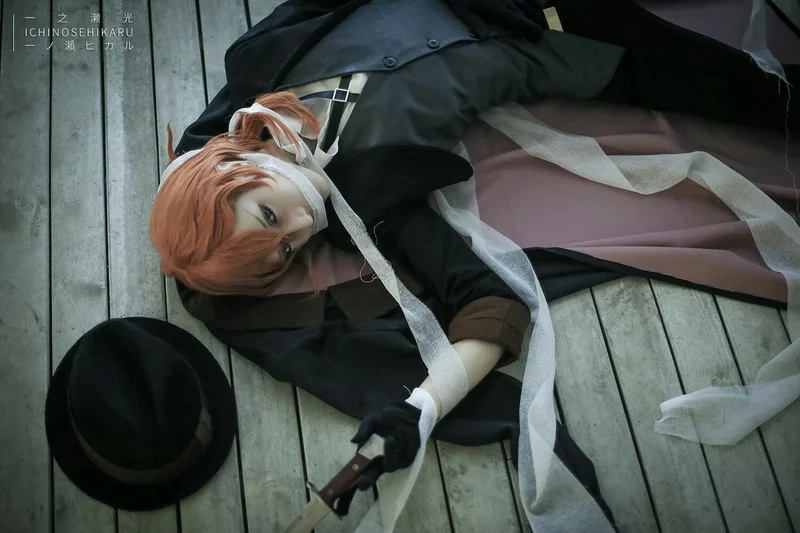 Cosplay Chuuya Nakahara nổi bật với mũ fedora và áo choàng đen