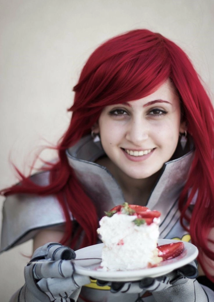 Cosplay Erza thể hiện thần thái mạnh mẽ và quyến rũ