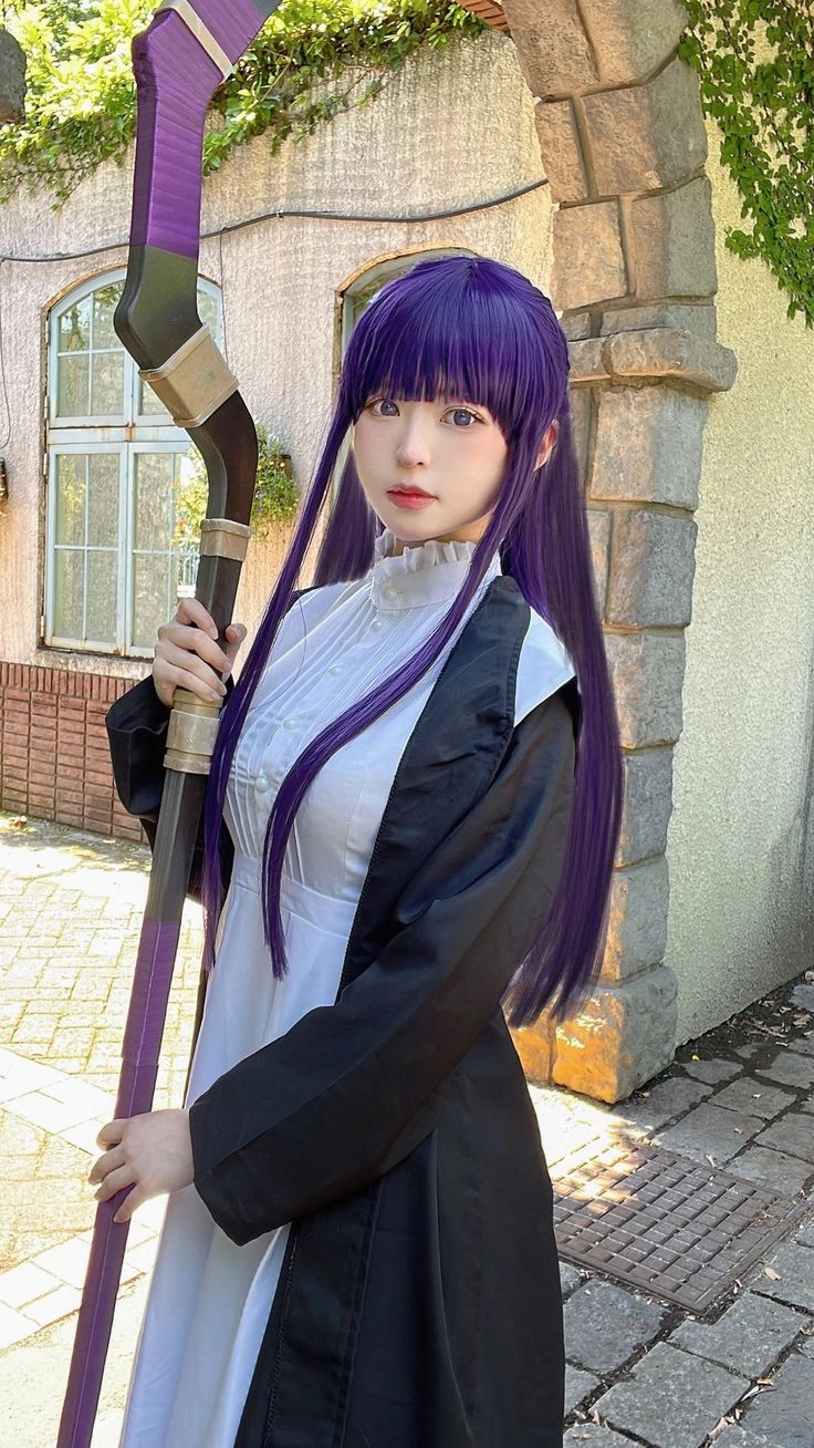 Fern anime cosplay nổi bật với bộ trang phục cổ điển