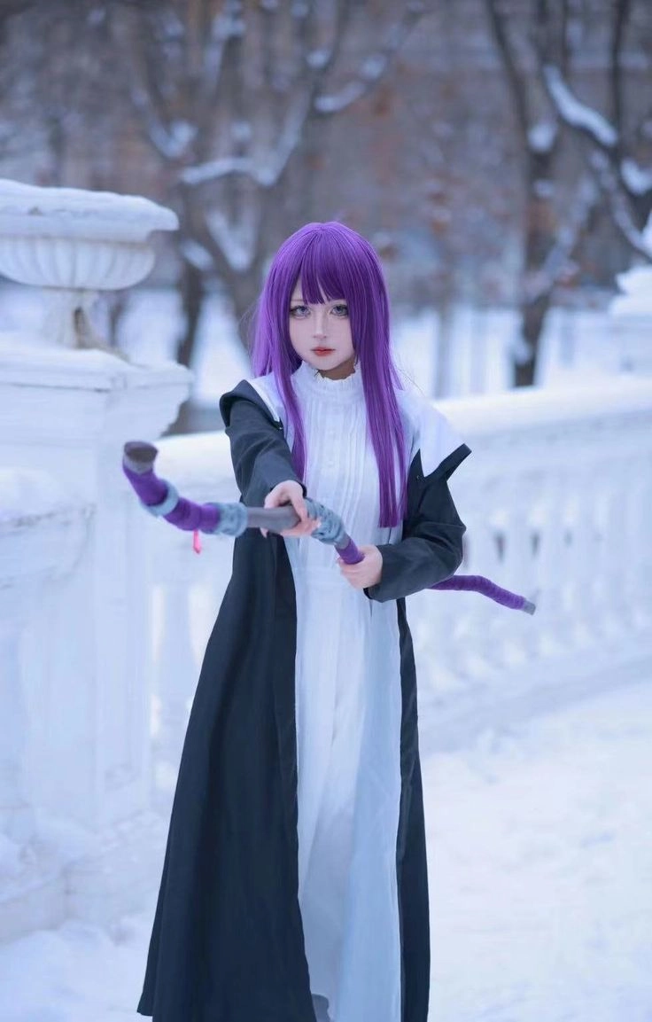 Fern cosplay gây ấn tượng với ánh mắt kiên định