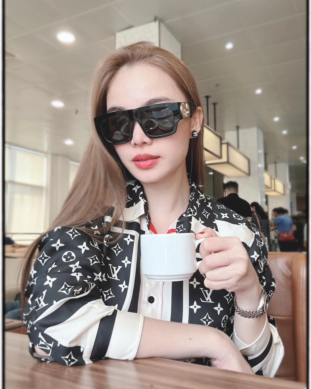 Cảm nhận sự hồi sinh mạnh mẽ qua Giang Hồng Ngọc Tái sinh