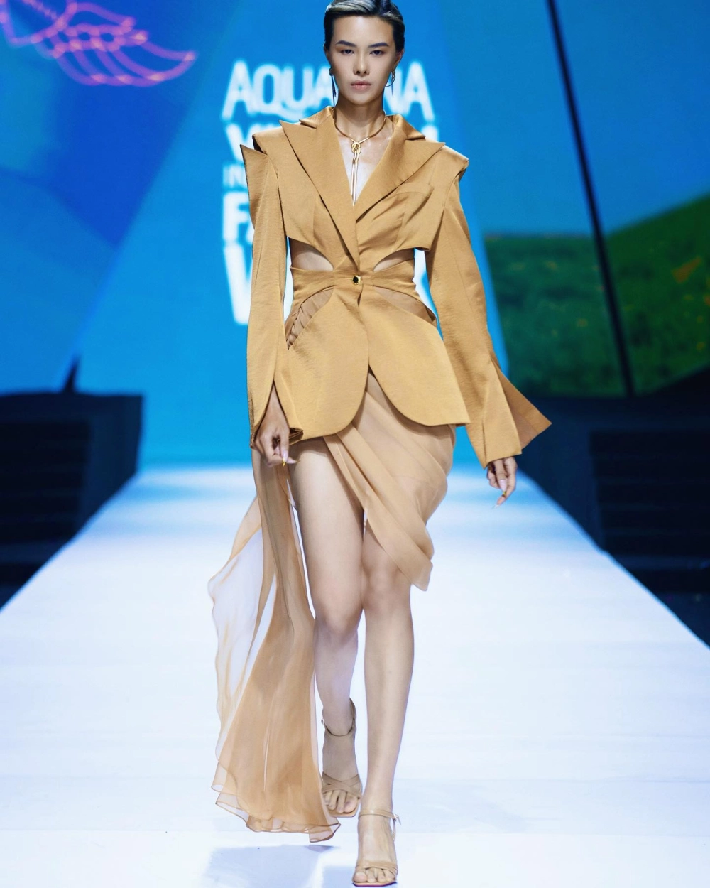 Hà Kino gây ấn tượng mạnh với từng bước catwalk đẳng cấp và phong cách thời trang tinh tế