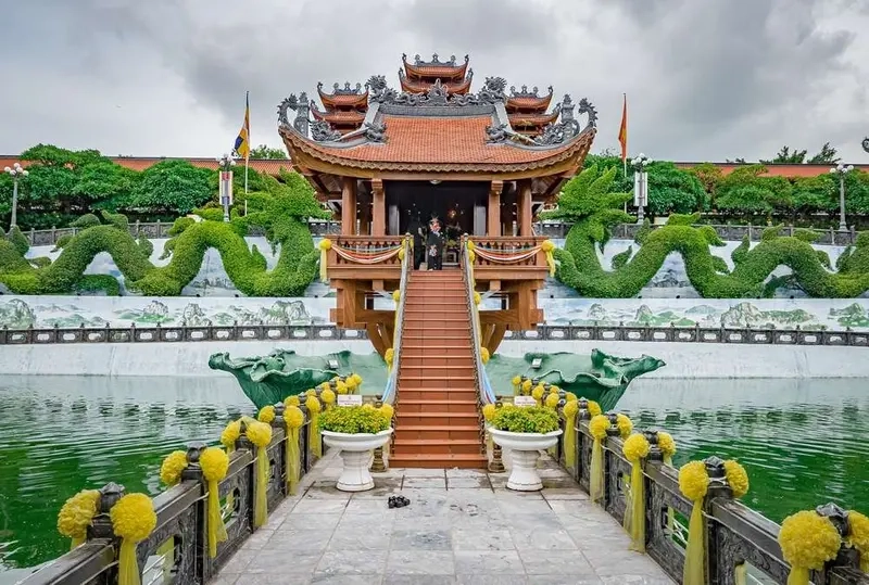 Quang cảnh chùa Ba Vàng tuyệt đẹp, thích hợp để tìm sự bình an trong tâm hồn