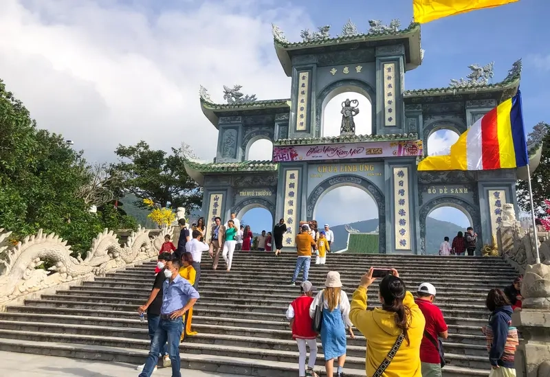 Bán đảo Sơn Trà Chùa Linh Ứng có cảnh quan thiên nhiên đẹp, thu hút du khách thập phương