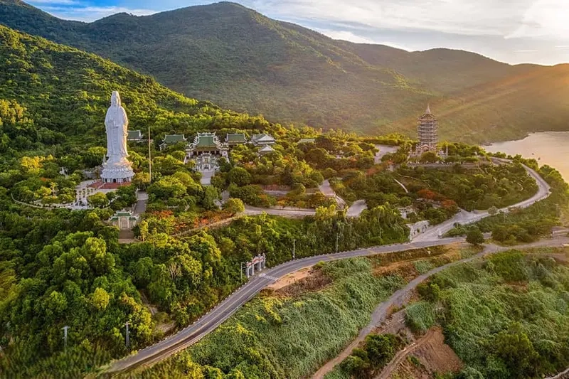 Chùa Linh Ứng ở bán đảo Sơn Trà nổi bật với tượng Phật Bà Quan Âm khổng lồ
