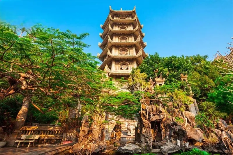 Linh Ứng Sơn Trà là một quần thể chùa linh thiêng giữa thiên nhiên tuyệt đẹp