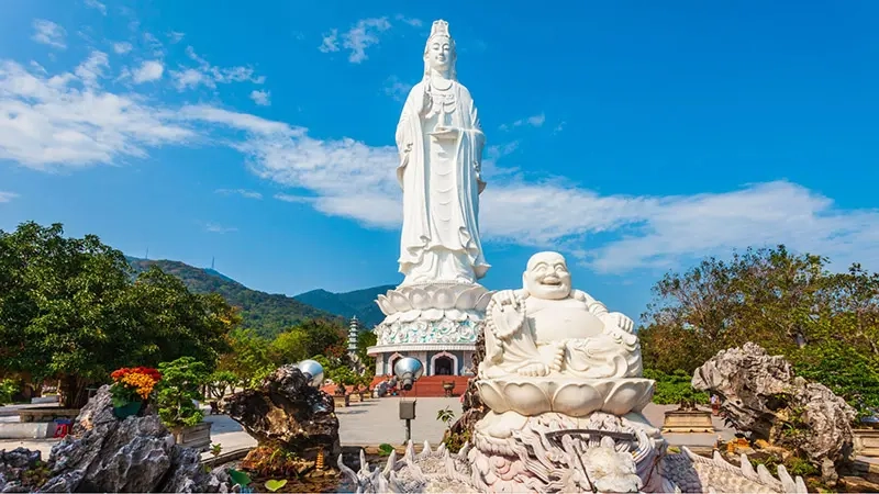 Tượng phật bà quan âm tọa lạc tại chùa Linh Ứng