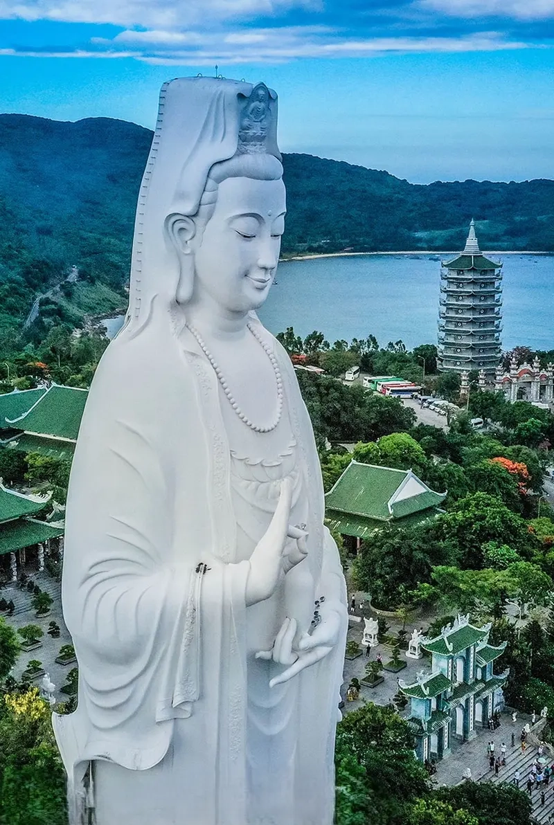 Tượng Phật Bà Quan Âm Chùa Linh Ứng Đà Nẵng là biểu tượng của sự từ bi, bảo vệ người dân
