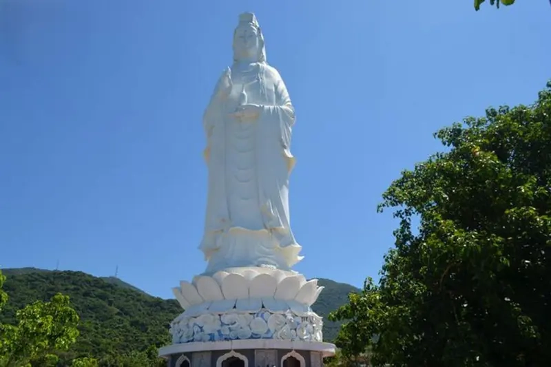 Tượng Phật Bà Quan Âm ở bán đảo Sơn Trà là điểm nhấn đặc biệt tại ngôi chùa linh thiêng