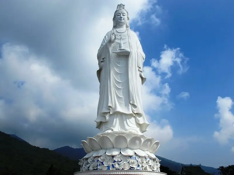 Tượng phật bà quan âm ở chùa Linh Ứng là công trình phật giáo vĩ đại