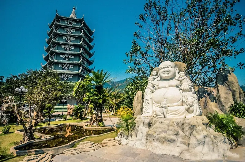 Chùa Linh Ứng Non Nước Đà Nẵng nằm trên bán đảo Sơn Trà, là điểm đến không thể bỏ qua