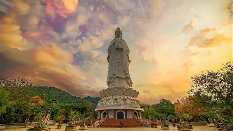 Chùa Linh Ứng Sơn Trà Đà Nẵng nổi bật với kiến trúc độc đáo và cảnh quan thiên nhiên tuyệt đẹp