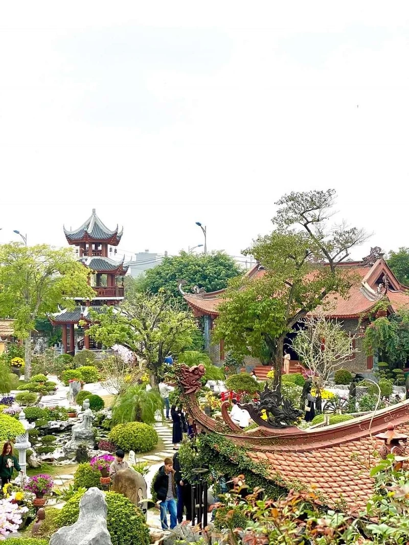 Kiến trúc chùa phật quang độc đáo với sự kết hợp hài hòa giữa cổ kính và hiện đại.