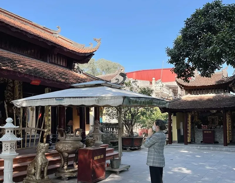 Gửi nguyện ước tại đền trình bà chúa kho