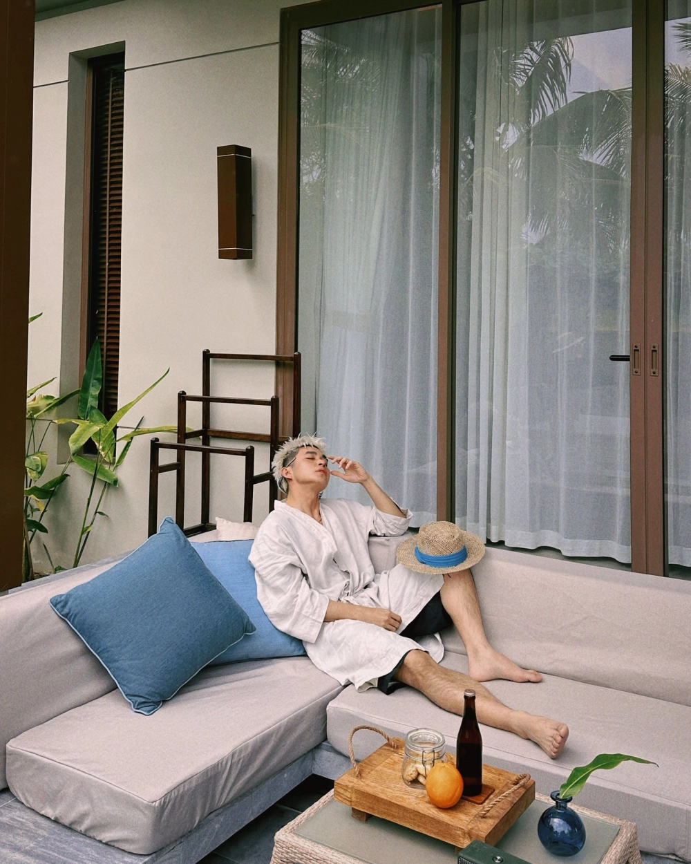 Jun Phạm sau lưng bố món quà cho cha