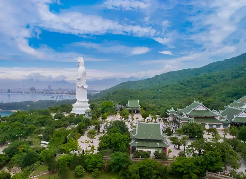 Chùa Linh Ứng Sơn Trà nổi bật trên đỉnh núi, là biểu tượng văn hóa Đà Nẵng