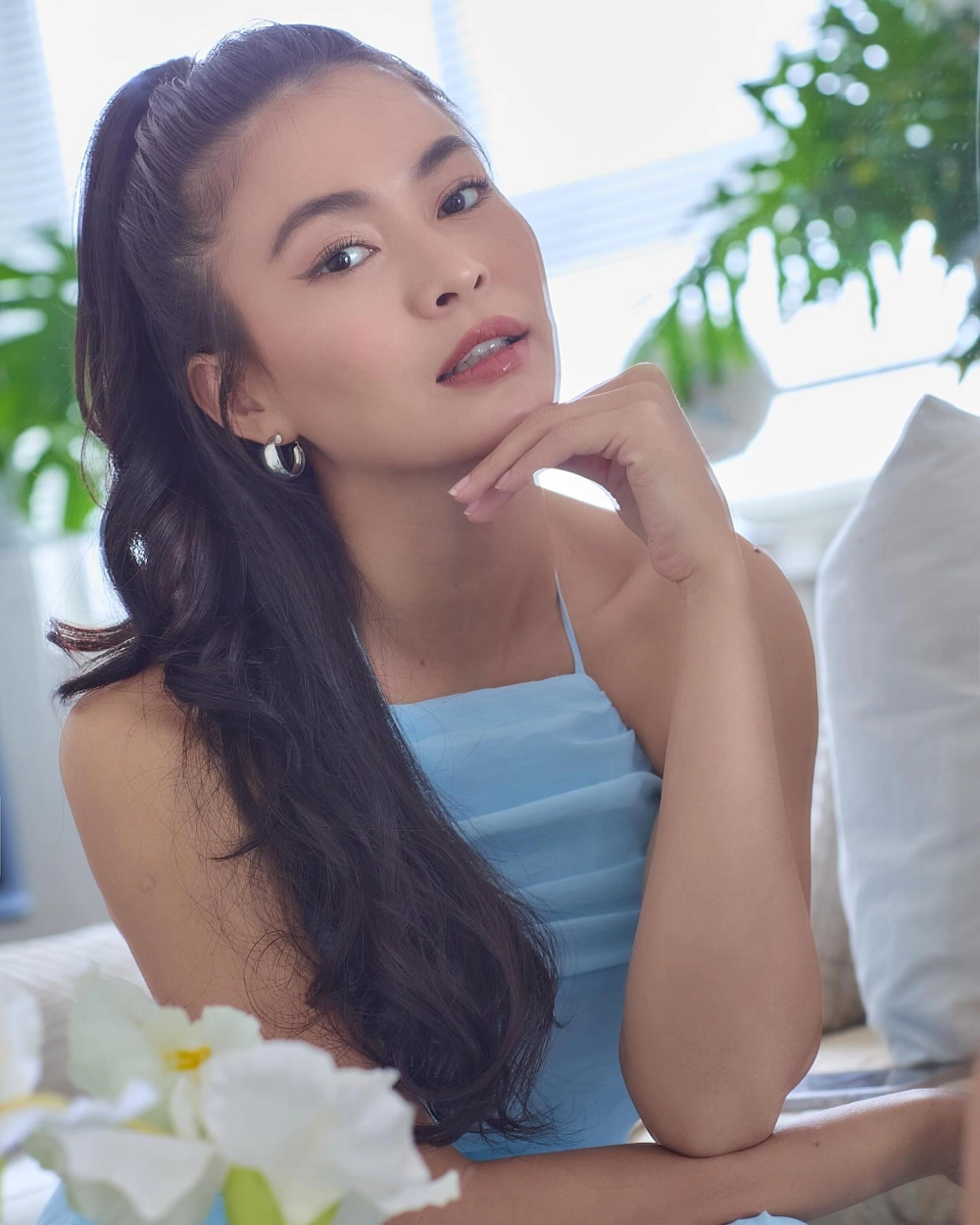Bước chân thần thái của siêu mẫu Mâu Thủy