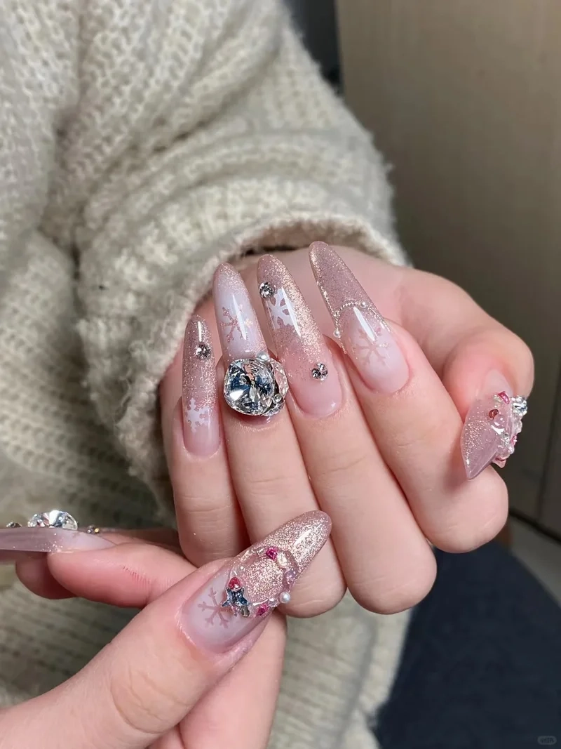 Đơn giản nhưng thu hút với mẫu nail noel đơn giản