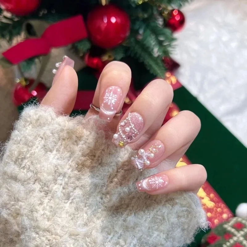 Biến hóa cá tính với bộ móng noel độc lạ