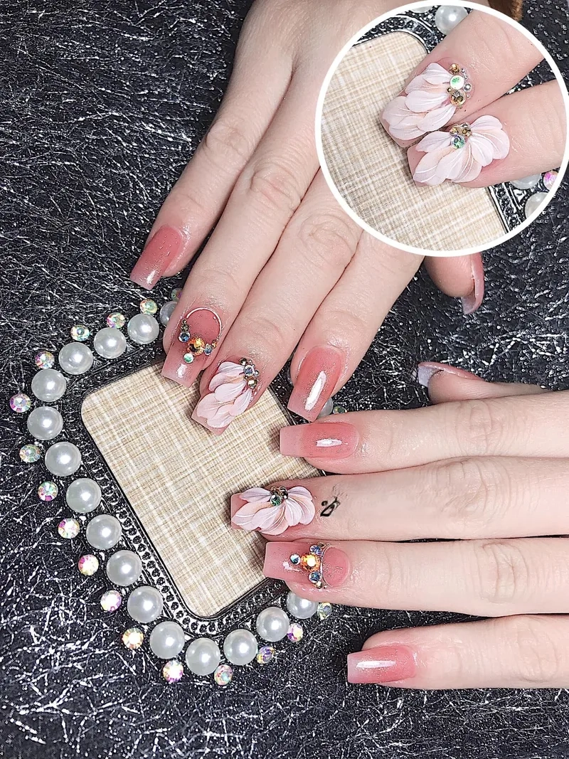 Móng gắn hoa đẹp đang là xu hướng hot nhất hiện nay