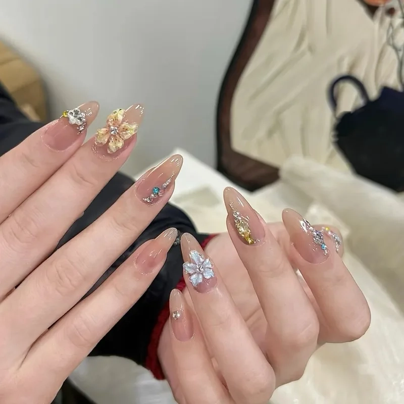 Mẫu móng gắn hoa nhẹ nhàng, phù hợp cho mọi dịp
