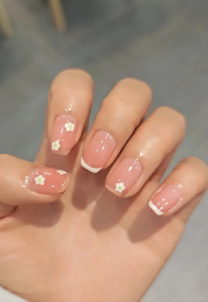 Các mẫu nail hoa cúc hot nhất, cập nhật ngay hôm nay