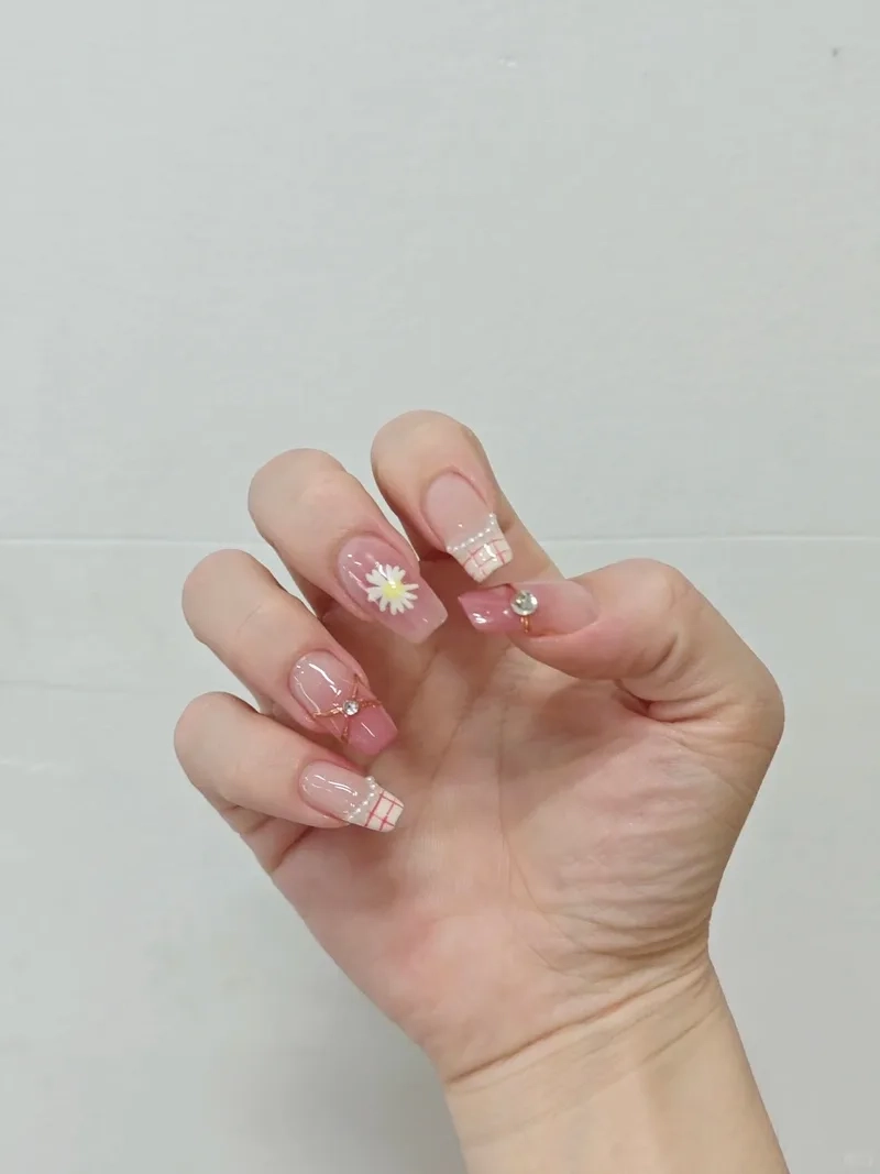 Hoa cúc nail đơn giản nhưng đầy sức hút, nàng mê chưa