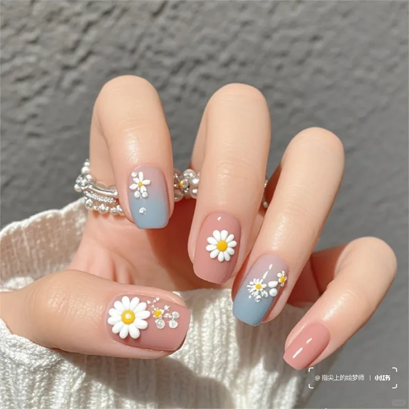 Mẫu móng tay hoa cúc hot trend, nàng đã thử chưa